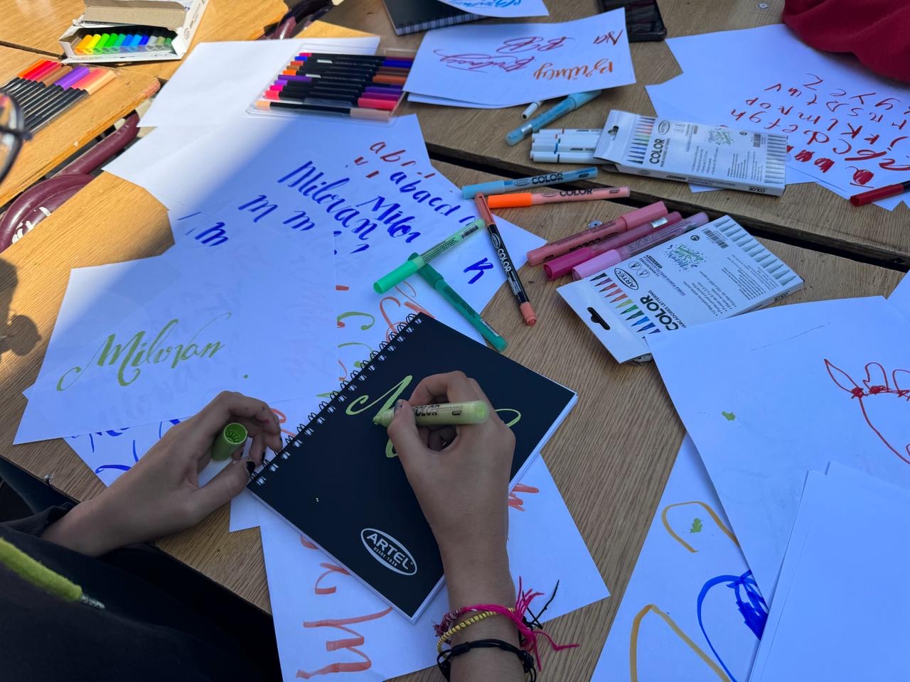 ARTEL Y LIBRERÍA NACIONAL SE UNEN PARA LLEVAR ESPERANZA Y CREATIVIDAD A NIÑOS Y JÓVENES AFECTADOS POR INCENDIOS